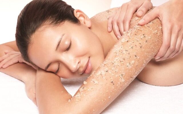 Tẩy da chết sai cách và sự bào mỏng da ‘đáng sợ’