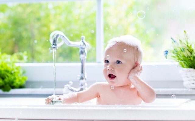 Có nên cho trẻ dùng chung sữa tắm với người lớn?
